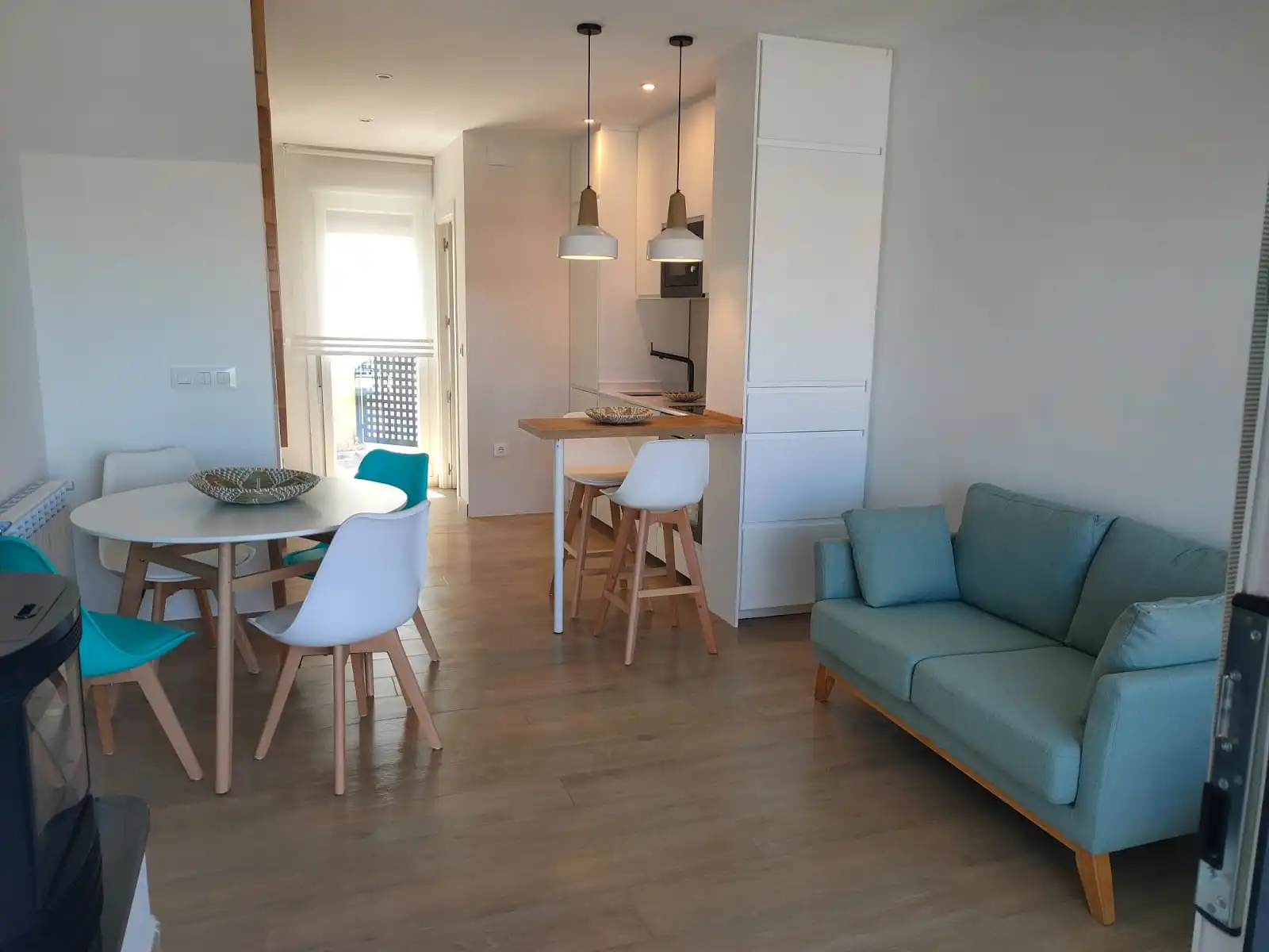 Dormitorio con escritorio de madera y ventana con vistas