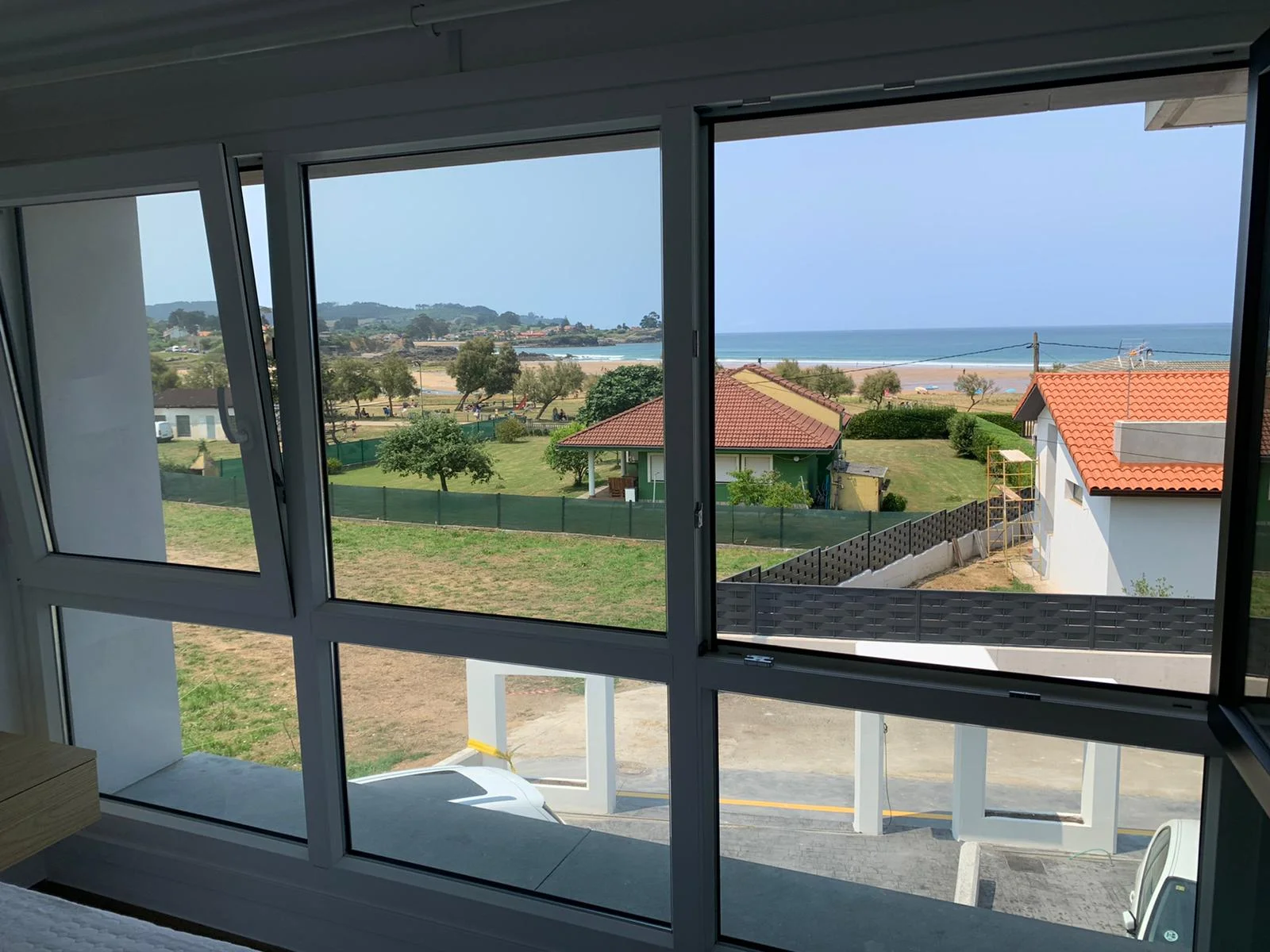 Terraza con mesa de piedra y la playa de la Espasa al fondo