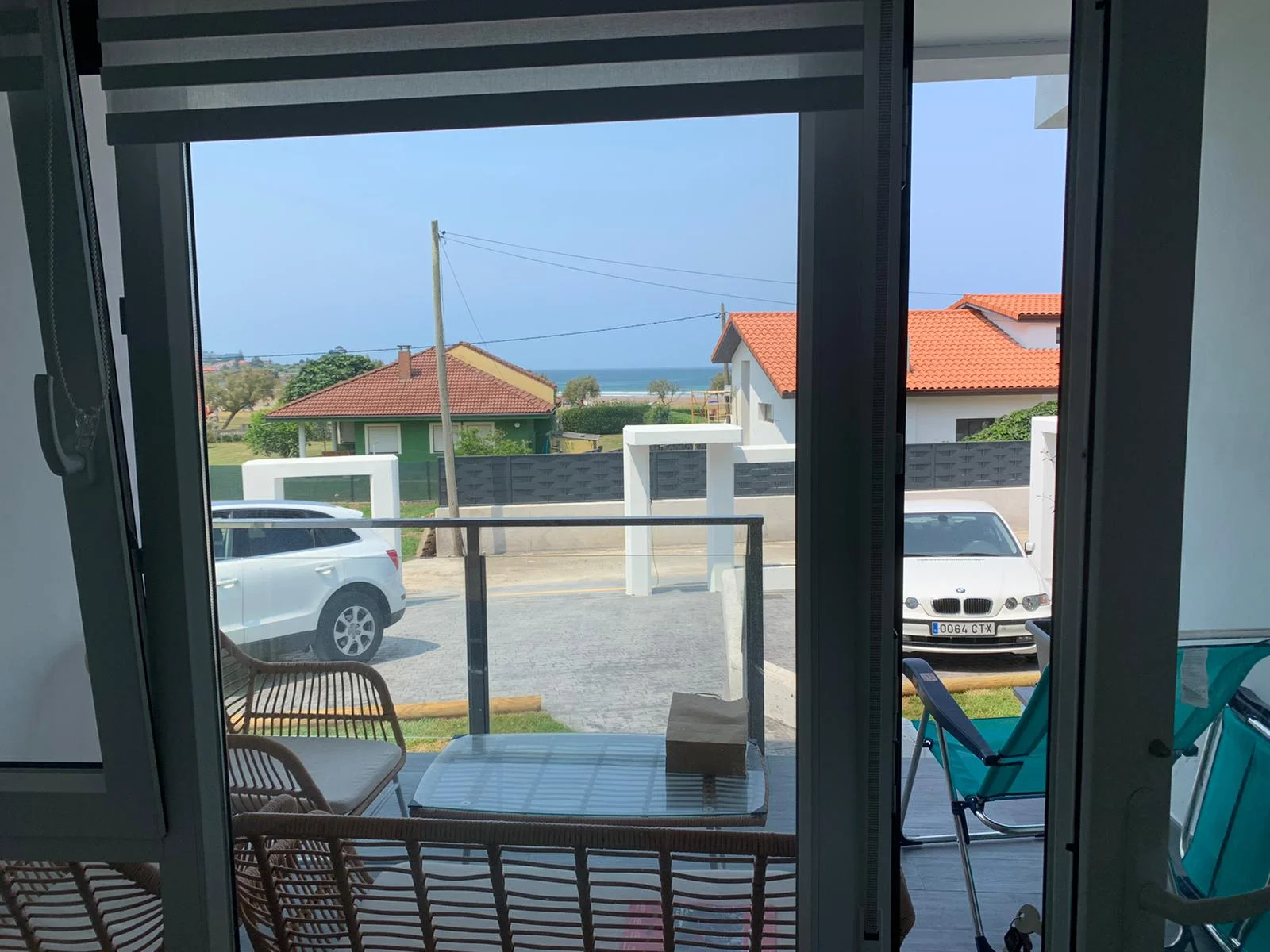 Dormitorio con puente,Television y grande ventanal