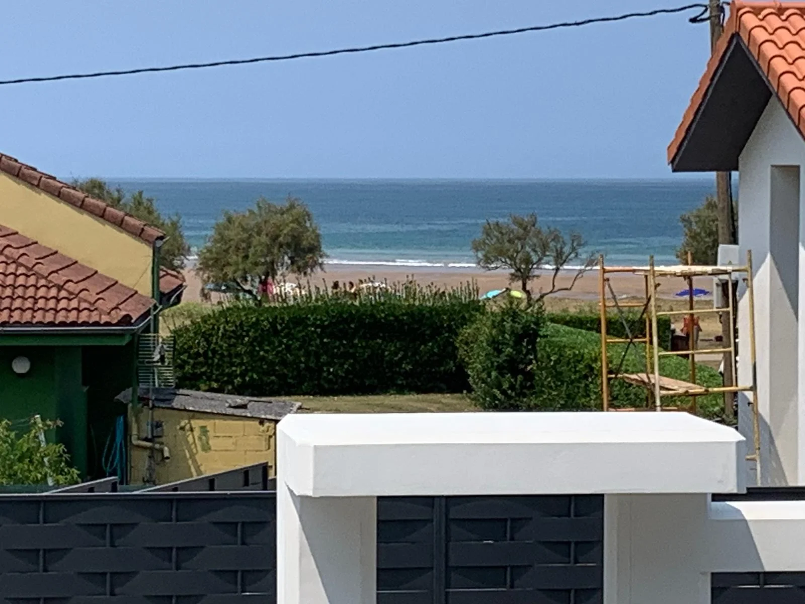 Detalle de la ventana con la costa cantábrica al fondo